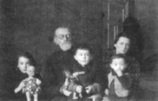 Одна из первых фотографий семьи, полученных отцом Николаем в лагере