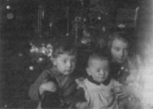 Дети у елки. Рождество 1945 года 