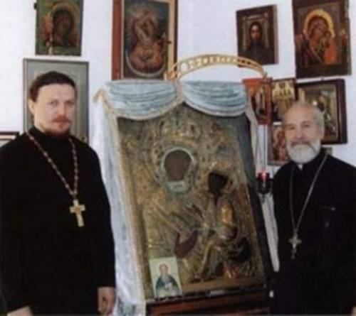 Протоиерей Сергий Гарклавс с Тихвинской иконой Пресвятой Богородицы