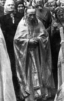 О.Кирилл с паломниками на молитве