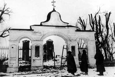 Гдов. Богомольцы у руин Афанасьевской церкви. Взорвана 8 февраля 1944 г. Архив автора. Публикуется впервые