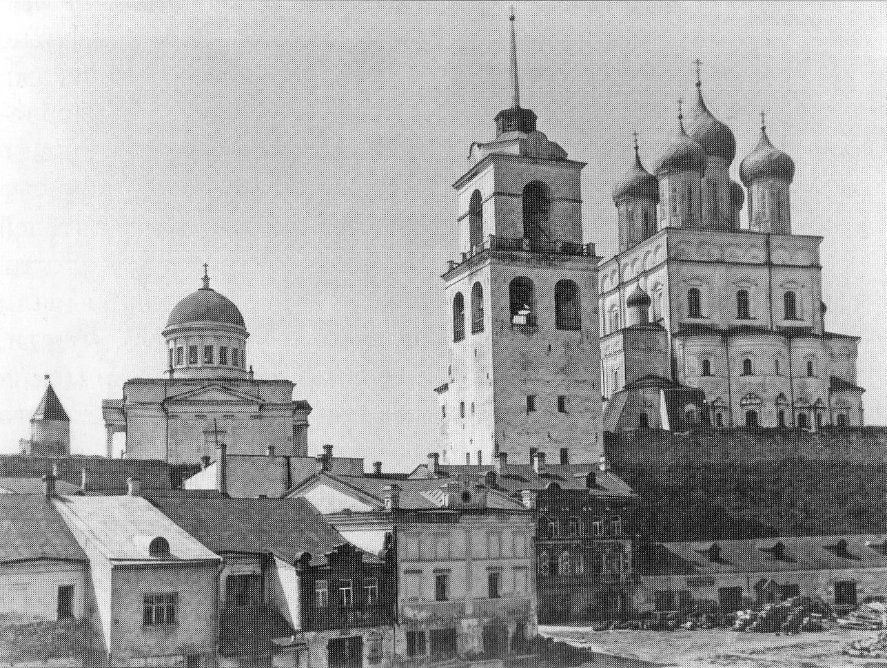 Псковский кафедральный собор и Благовещенский храм (слева), взорванный большевиками в 1933 году