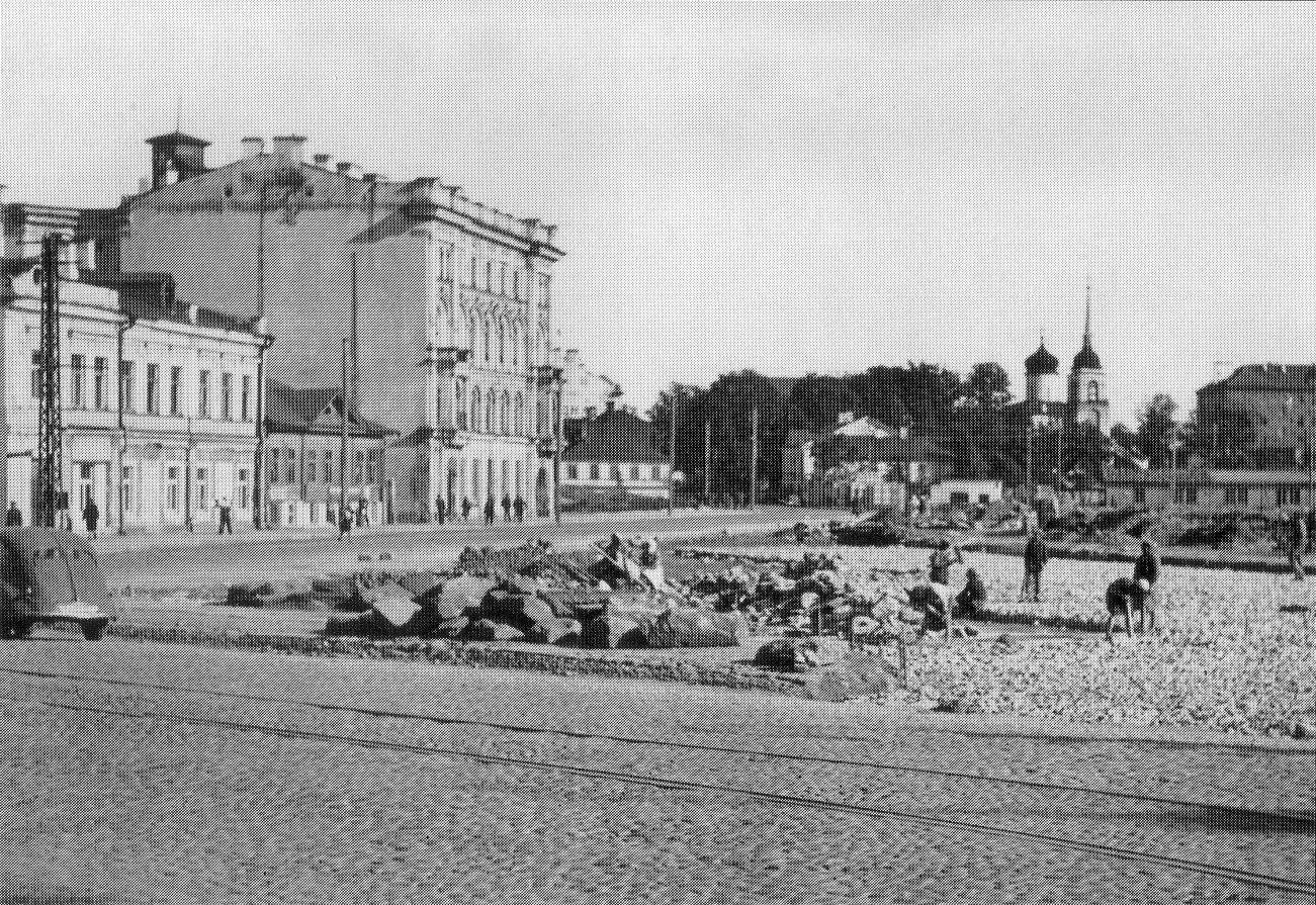 Центральная улица Пскова в период оккупации, на заднем плане храм прмц.Анастасии Римляныни