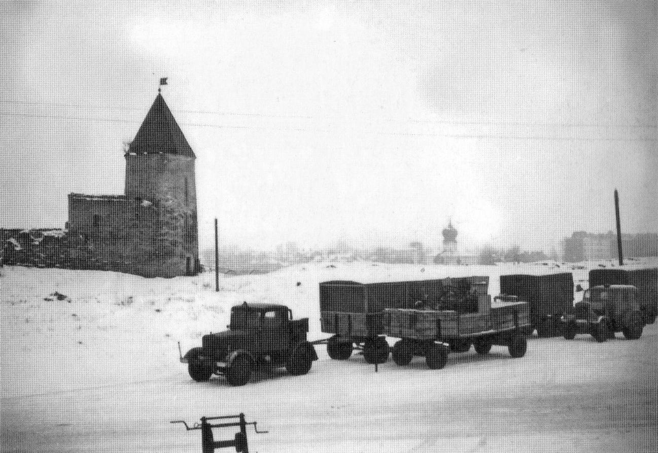 Немецкая военная техника на льду реки Великой у стен Псковского кремля (1943 год)