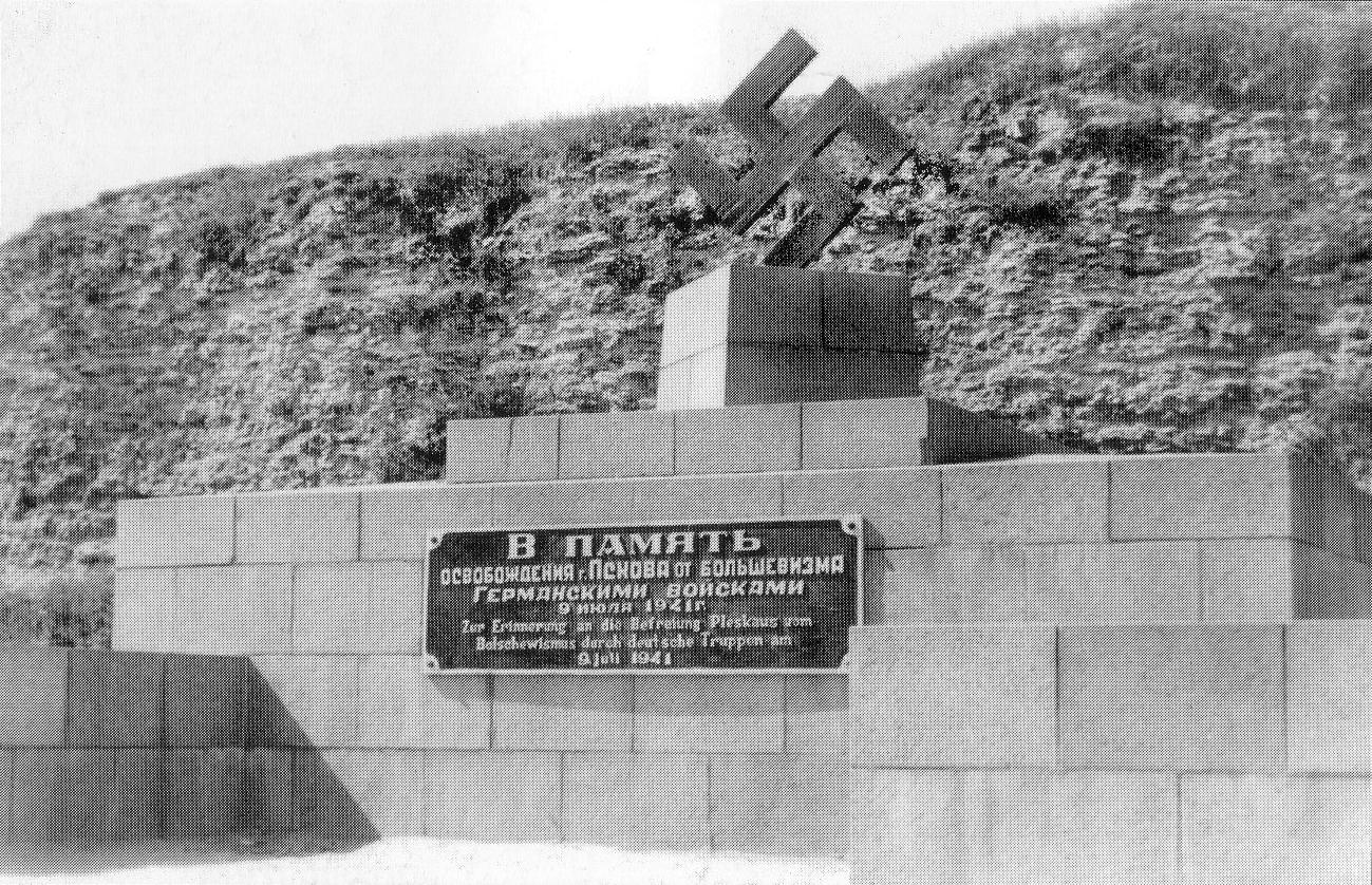 Памятник, установленный оккупационными властями в годовщину «освобождения» Пскова от большевистской власти 9 июля 1942 года